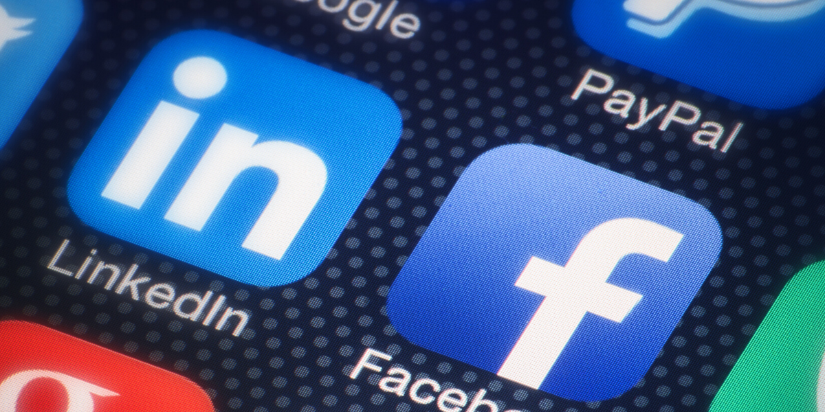 LinkedIn vs Facebook pour votre blog : quelle plateforme choisir pour maximiser votre impact